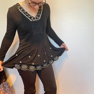 MINKAS BOHO BLACK TUNIC, BEADED NECKLINE, LONG SLEEVES FLARE SHAPE SIZE M.